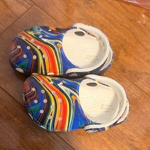 CROCS Kids Swirl Pattern Slippers
